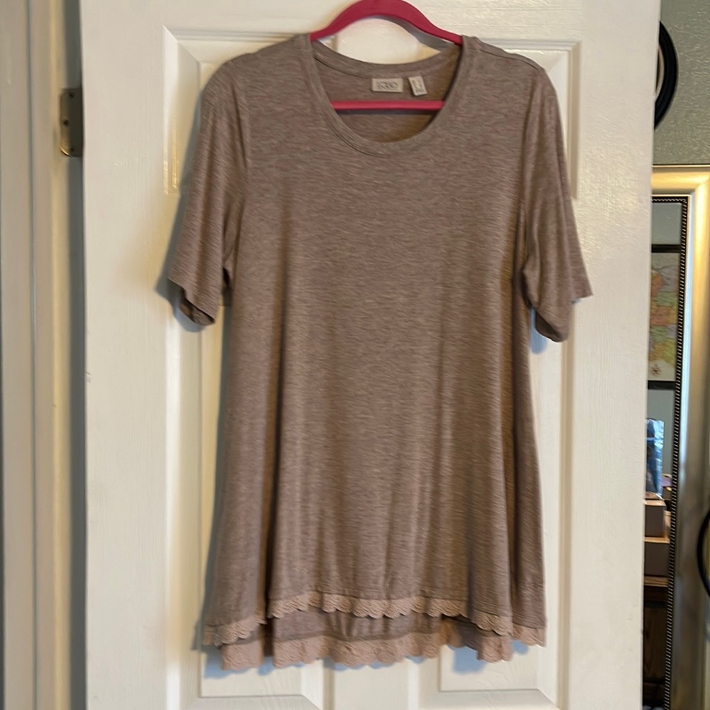 Logo shot sleeve top with lace trim and pockets